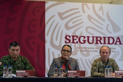 La titular de la secretaría de Seguridad y Protección Ciudadana (SSPC), Rosa Icela Rodríguez (i), y el secretario de Marina, José Rafael Ojeda (d), han confirmado la detención de Guzmán en una conferencia de prensa.