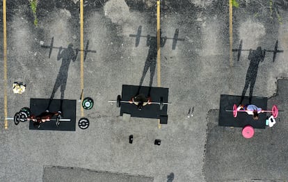 Tres CrossFiters se ejercitan al aire libre en la ciudad de Nueva York en el verano de 2020.