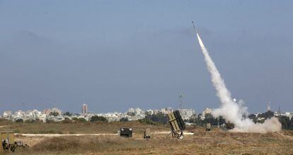 Lanzamiento de un misil del escudo antimisiles Cúpula de Hierro para interceptar un cohete lanzado desde Gaza sobre la ciudad de Ashdod, en el sur de Israel, el 8 de julio.