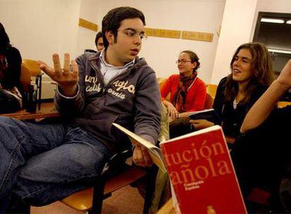 Los alumnos de Derecho en pleno debate.