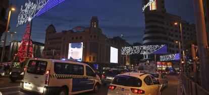 El tráfico se intensifica en la Gran Vía, una de las principales calles del centro de la capital, durante estos días previos a la Navidad.
