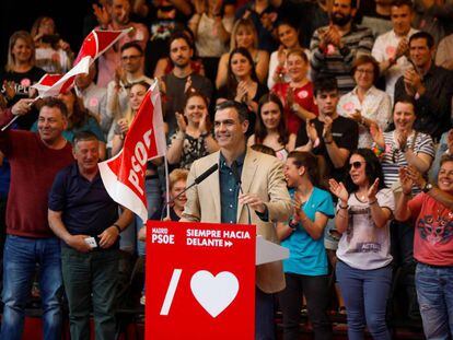 El presidente del Gobierno, Pedro Sánchez, en el mitin de Leganés, donde también ha participado Ángel Gabilondo.  