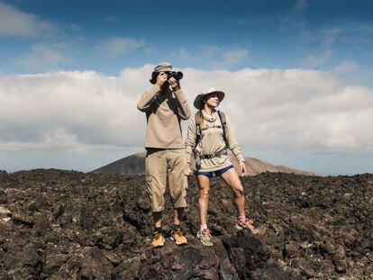 Excursionistas en el parque nacional de Timanfaya, en la isla de Lanzarote.