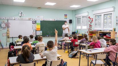 Una clase en el colegio público Puerta de la Sierra, en la localidad de Venturada, al norte de la Comunidad de Madrid, en 2020.