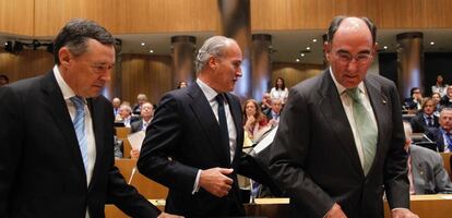 Angel Simón, presidente de Agbar, Julián Muñoz, de Seopan, e Ignacio Sánchez Galán, presidente de Iberdrola