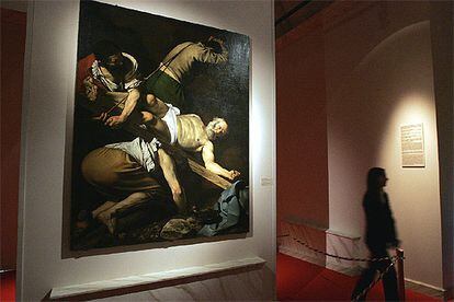 Vista de <i>La Crucifixión de San Pedro</i> de Caravaggio, en la inauguración de la muestra <i>Petro Eni</i> en la Santa Sede.