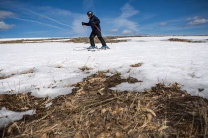 Las medidas de restricción del agua en California llegan tras comprobar que las reservas de nieve son prácticamente nulas. El deshielo durante el verano de la nieve acumulada en el invierno provee un 30% del agua que consume el estado. En la imagen, una estación de esquí del lago Tahoe.