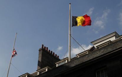 Banderes del Regne Unit i Bèlgica a mig pal al 10 de Downing Street de Londres.