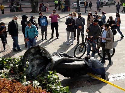 La estatua derribada del fundador de Bogotá, Gonzalo Jiménez de Quesada, el 7 de mayo de 2021.