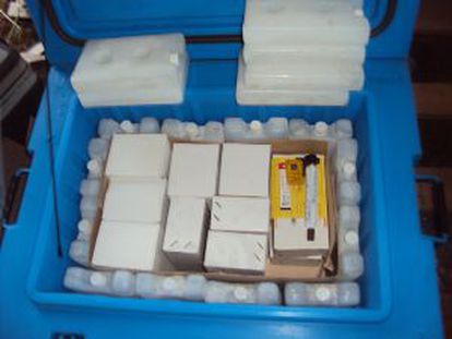 Preparación de los equipos (stocks kit, bolsas de hielo, nevera…) para el mantenimiento de la cadena de frío antes de partir al lugar donde se llevará a cabo la vacunación contra el sarampión.
