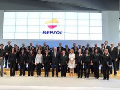 Antonio Brufau, presidente de Repsol, posa junto al Coro Repsol, tras la reciente gala de verano de la agrupaci&oacute;n musical de la compa&ntilde;&iacute;a. 