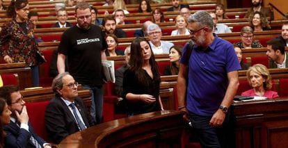 Los diputados de la CUP abandonan el Parlament, el 26 de septiembre. 