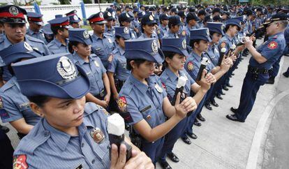 Miembros de la Polic&iacute;a Nacional de Filipinas, el 22 de diciembre en Manila. Un agente asegura a Reuters que esta ceremonia de sellado de armas busca prevenir disparos indiscriminados durante las festividades