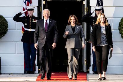 Kamala Harris, Vice President of the United States, on Monday with Joe Biden, shortly before the signing of the Infrastructure Act, which includes a $1.75 billion investment.