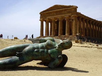 Escultura de &Iacute;caro con el templo de la Concordia de Agrigento al fondo.