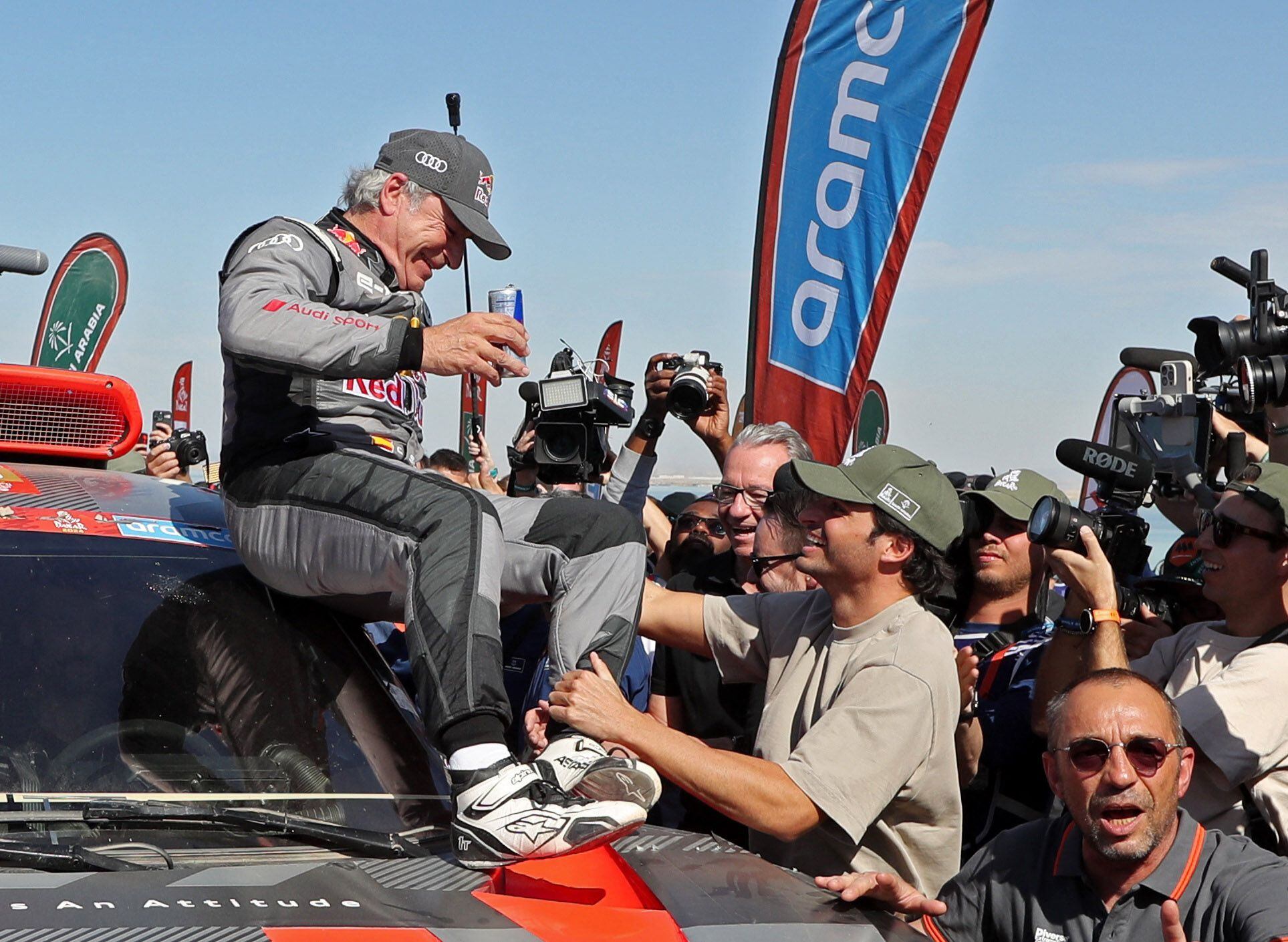 Carlos Sainz saludaba a su hijo Carlos Sainz Jr. tras la victoria en el Dakar, este viernes.