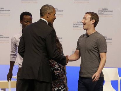 Barack Obama saluda a Mark Zuckerberg en un evento en Stanford en 2016.