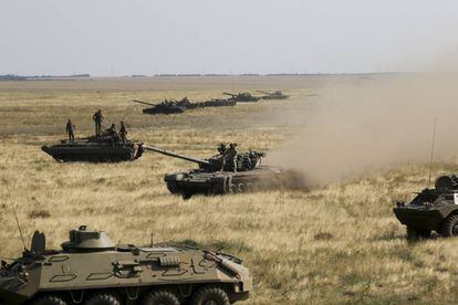 Tanques ucranios avanzan hacia la frontera con Crimea el pasado 12 de agosto. 