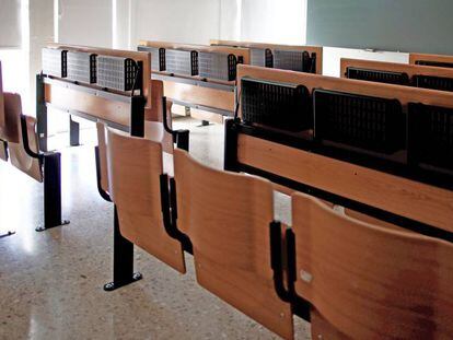 Una de las aulas vacías de la facultad de Estadística de la Universidad Complutense de Madrid.