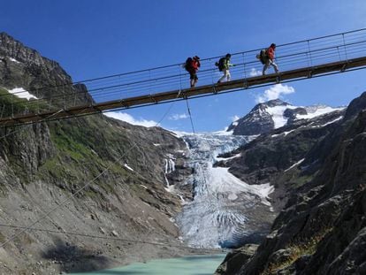 Puente de Triftbrucke, en los Alpes suizos. 