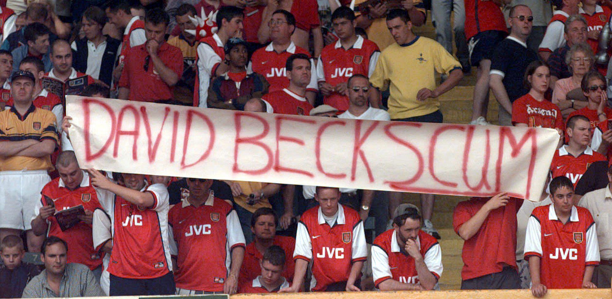 Aficionados del Arsenal con una pancarta que dice 