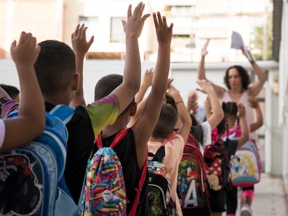 Una profesora con su grupo de alumnos en una escuela de L'Hospitalet de Llobregat.