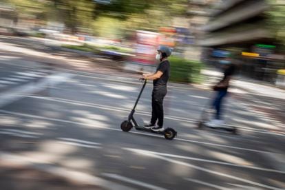 Trànsit recuerda a Barcelona que el casco en los patinetes eléctricos  todavía no puede ser obligatorio