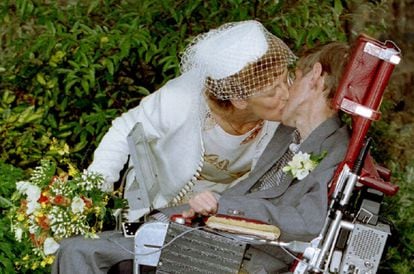 Stephen Hawking besa a su nueva mujer, Elaine Mason, tras su boda el 15 de septiembre de 1995. 