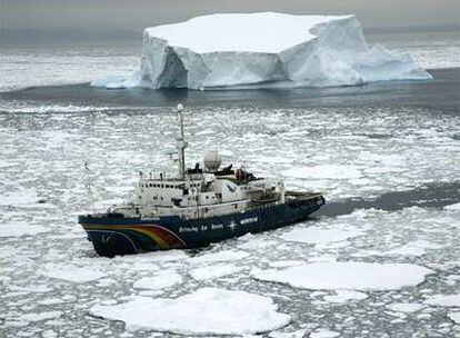 Un ballenero japonés averiado en la Antártida rechaza la ayuda de un barco de Greenpeace, el &#39;Esperanza&#39; en la imagen.