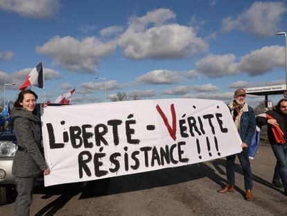 Manifestantes contra las restricciones por la covid, este viernes en Francia.