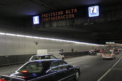 Carteles en los túneles de la M-30, vía de circunvalación de Madrid, alertando de la alta contaminación.