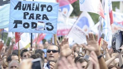 Miles de docentes bonaerenses han protestado en La Plata. 