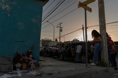 Un grupo de personas frente a uno de los altares colocoados en memoria de los cinco jóvenes asesinados, en Nuevo Laredo.