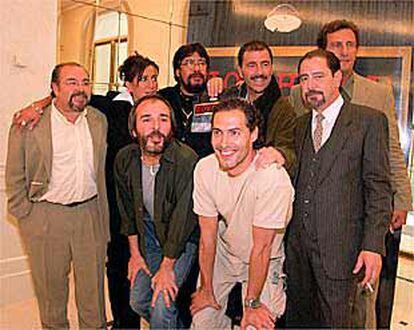 Luis Sepúlveda (en el centro, detrás, con barba y gafas), junto a actores y productores del filme.