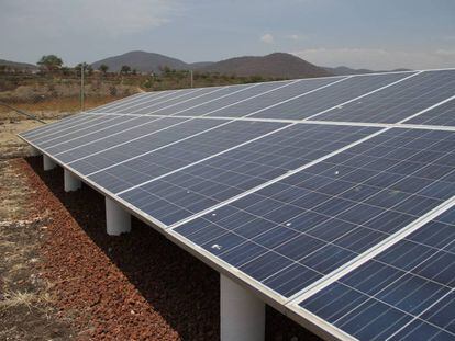 Paneles solares que se usan en un invernadero en el estado de Morelos, M&eacute;xico.