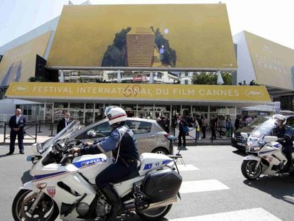 Dos policías patrullan frente al Palacio del Festival de Cannes, este martes.