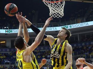 Vesely y De Colo, en un partido del Fenerbahçe