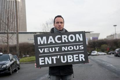 Un taxista de París sujeta una pancarta contra las decisiones de Macron a favor de Uber, en enero de 2016