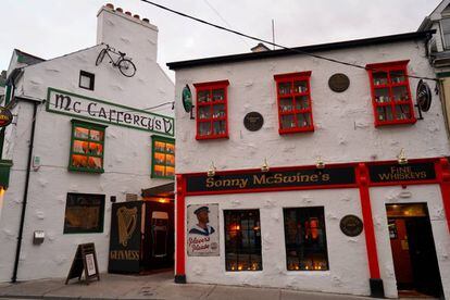 Dos bares en la ciudad irlandesa de Donegal.