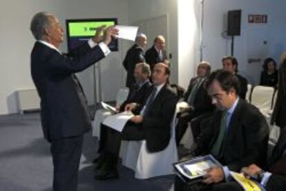 El presidente de OHL, Juan Miguel Villar Mir (i), durante la presentación de los resultados de 2010 a analistas e inversores.
