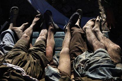 Los cuerpos de cinco talibanes, muertos en un enfrentamiento con las tropas afganas, son trasladados en una furgoneta, el 13 de noviembre de 2010 en la provincia de Helmand, al sur del país.