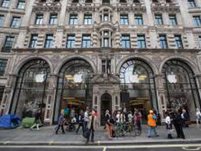 Fans de Apple haciendo cola en la tienda de la marca en Regent Street en Londres para comprar el nuevo iPhone 6.