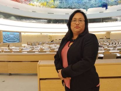 La defensora de Derechos Humanos Wendy Quintero posa en el Palacio de las Naciones de Ginebra, Suiza, durante su visita en mayo de 2019.