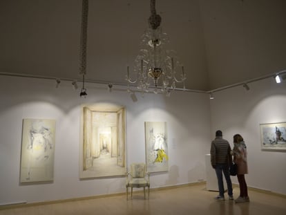 Una pareja visita la exposición 'La esfera invisible', de Luis Moro.