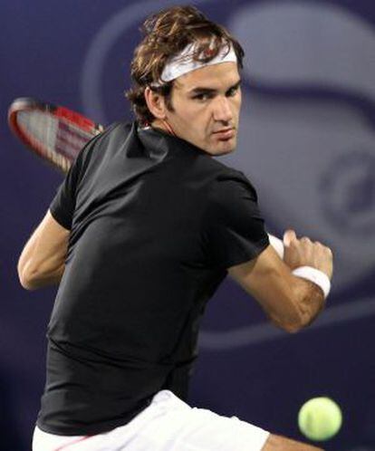 Federer se dispone a golpear de revés