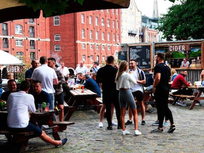 Terraza junto al parque de Queen Square, en Bristol (Reino Unido). 