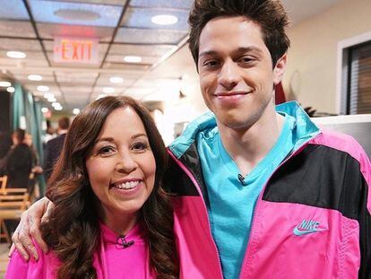 El humorista con su madre, Amy Waters, en el plató de SNL.