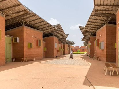 Surgical Clinic and Health Center en Léo (Burkina Faso), obra de Kéré. 