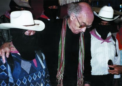 José Saramago, en Chiapas con dos zapatistas en marzo de 1998.