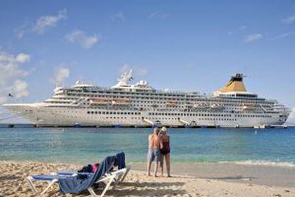 Dos viajeros mayores frente a un crucero en las Islas Turcas y Caicos, al norte de República Dominicana.